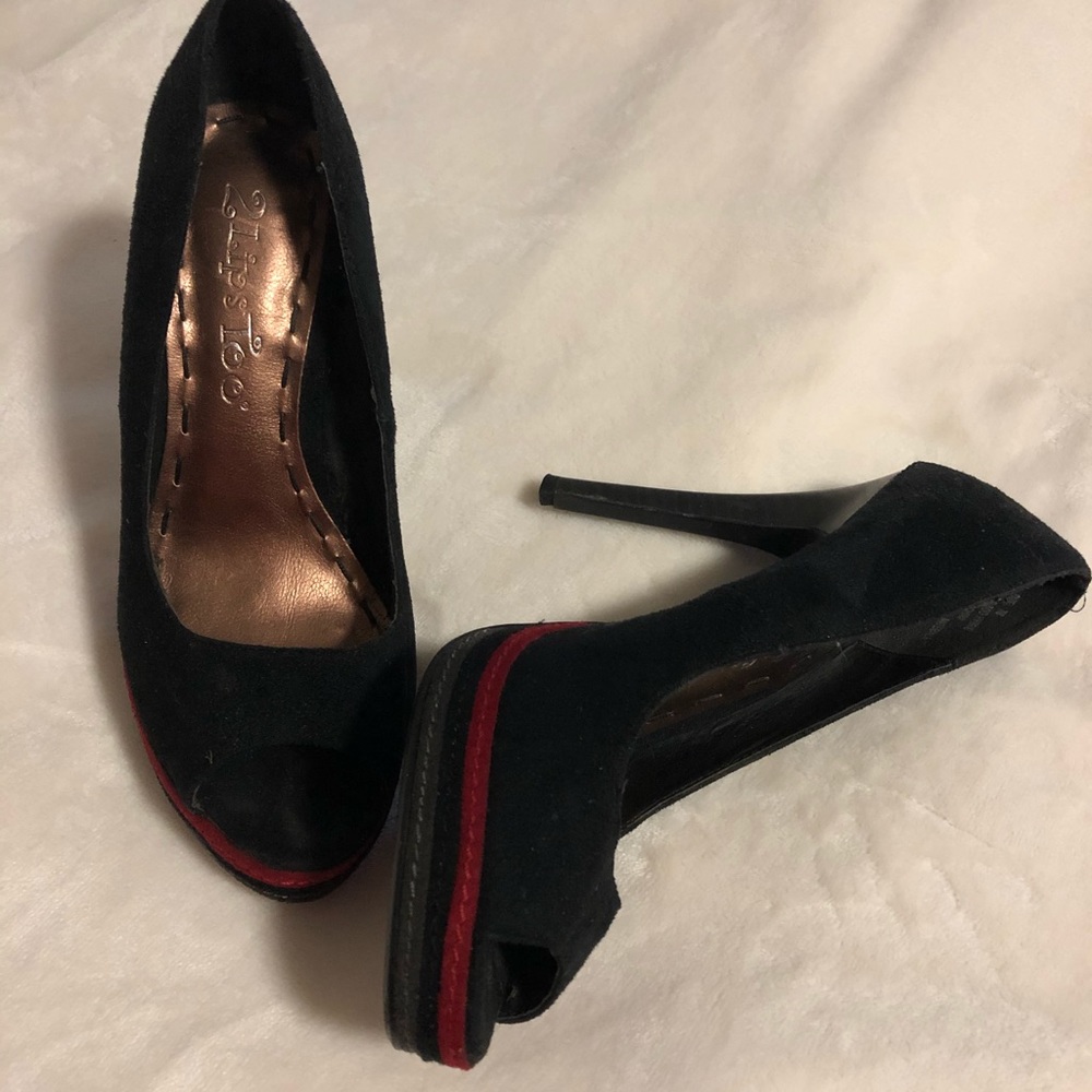 2LipsToo stilettos.